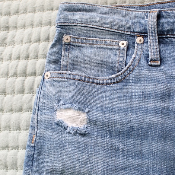 Light Wash Slightly Distressed High-Rise Calssic Straight Jeans - Picture 2 of 9